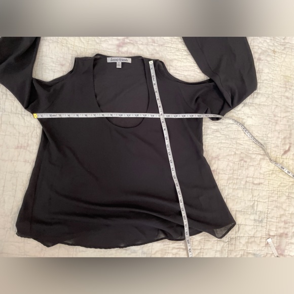 Revolve Lovers + Friends Cold Shoulder Black scoop neck blouse bell sleeves sz M - Picture 4 of 7